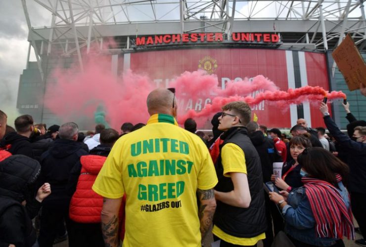 Aksi protes suporter Manchester United dengan simbol warna hijau-kuning. (Manchester Evening News)