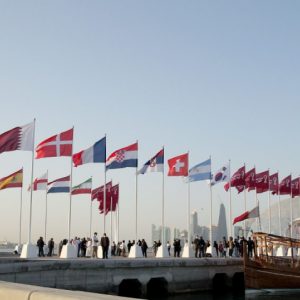 Bendera kontestan Piala Dunia dikibarkan di Doha Corniche Qatar