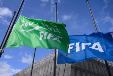 Bendera setengah tiang berkibar di markas FIFA di Zurich