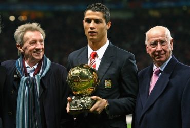 Cristiano Ronaldo dengan trofi Ballon d'Or 2008. (Getty Images)