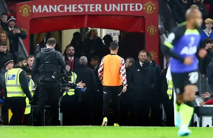 Cristiano Ronaldo meninggalkan lapangan lebih dulu saat laga vs Spurs. (Matt West/Shutterstock via The Guardian)