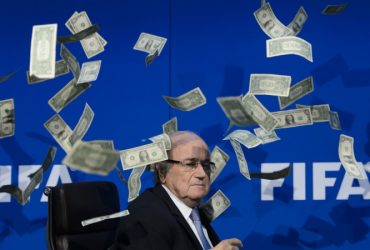Eks Presiden FIFA, Sepp Blatter dilempari uang. (Sky Sports)