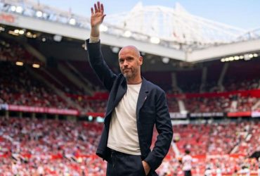 Erik ten Hag menyapa fans di Old Trafford