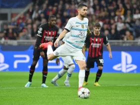 Jorginho mengeksekusi penalti kontra AC Milan. (chelseafc.com)