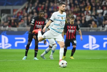 Jorginho mengeksekusi penalti kontra AC Milan. (chelseafc.com)