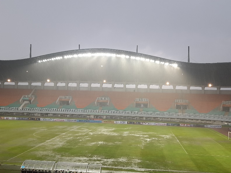 Kondisi Stadion Pakansari tergenang air hujan