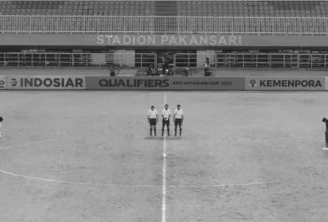 Mengheningkan cipta untuk para korban insiden Stadion Kanjuruhan sebelum bertanding di Kualifikasi Piala Asia U-17 2023