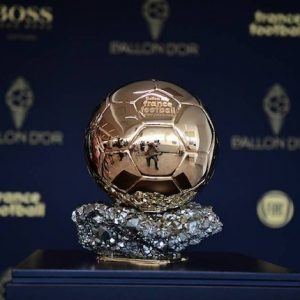 Trofi penghargaan terbaik Ballon d'Or. (France Football)