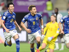 Pemain Timnas Jepang tengah merayakan kemenangan atas Timnas Jerman (fifa.com)