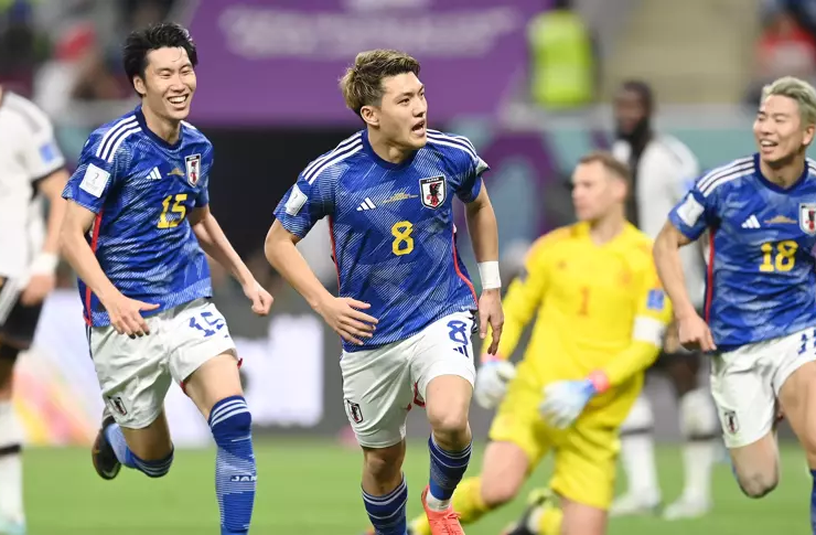 Pemain Timnas Jepang tengah merayakan kemenangan atas Timnas Jerman (fifa.com)