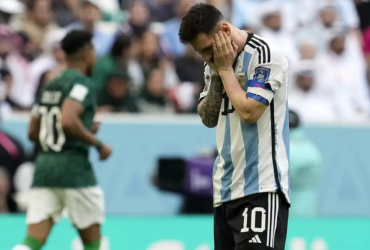 Pemain Argentina, Lionel Messi, tampak kecewa setelah kalah 2-1 atas Arab Saudi (outlookindia.com)