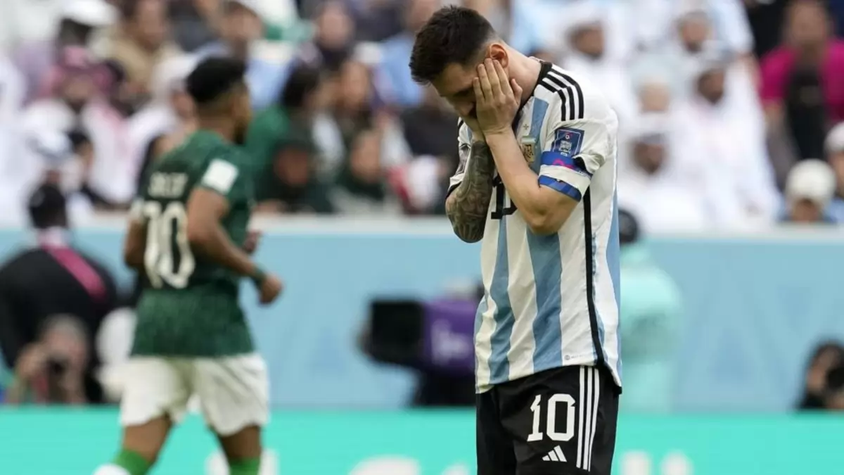 Pemain Argentina, Lionel Messi, tampak kecewa setelah kalah 2-1 atas Arab Saudi (outlookindia.com)