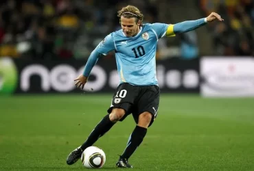 Kisah Diego Forlan dan Jabulani Piala Dunia 2010. (givemesport.com)