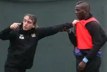 Pemain versus pelatih, Roberto Mancini bersitegang dengan Balotelli. (Eamonn & James Clarke/The Guardian)