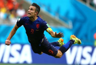 Tandukan melayang Van Persie di Piala Dunia 2014. (mirror.co.uk)