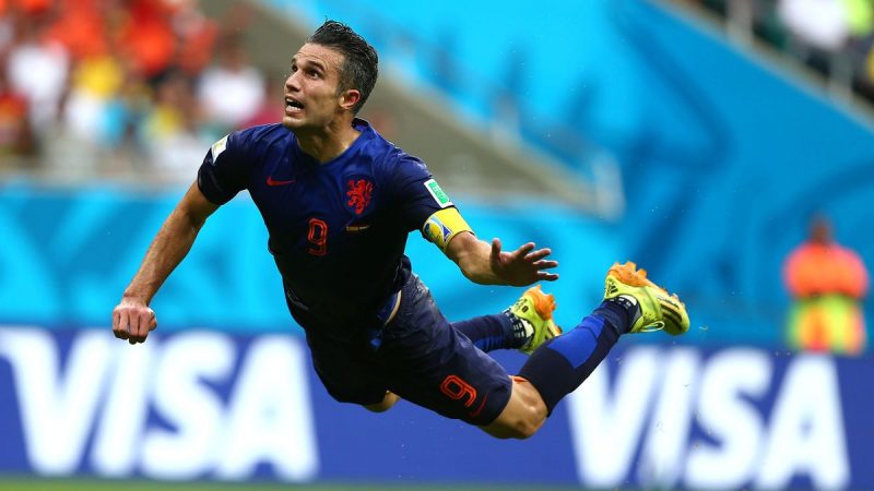 Tandukan melayang Van Persie di Piala Dunia 2014. (mirror.co.uk)