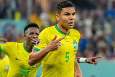 Pemain Brasil. Casemiro dan Vinicius Jr tengah merayakan gol ke gawang Swiss (skysports.com)