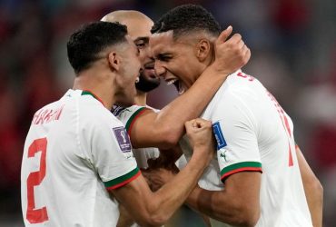 Pemain Maroko tengah merayakan gol ke gawang Belgia (skysports.com)
