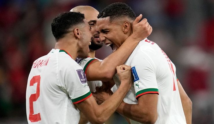 Pemain Maroko tengah merayakan gol ke gawang Belgia (skysports.com)