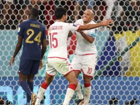 Pemain Tunisia tengah merayakan gol ke gawang Prancis (eurosports.com)
