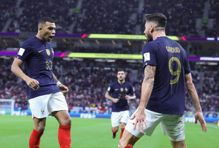 Pemain Prancis, Olivier Giroud dan Kylian Mbappe tengah merayakan gol (twitter.com/Panditfootball)