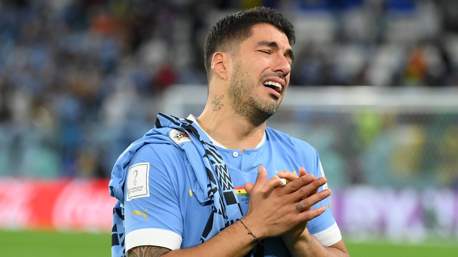 Pemain Uruguay, Luis Suarez tengah menangis akibat timnya gagal lolos ke babak 16 besar (goal.com)