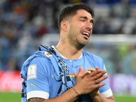 Pemain Uruguay, Luis Suarez tengah menangis akibat timnya gagal lolos ke babak 16 besar (goal.com)