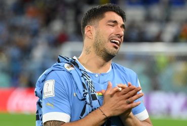 Pemain Uruguay, Luis Suarez tengah menangis akibat timnya gagal lolos ke babak 16 besar (goal.com)