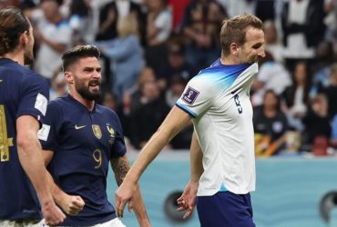 Giroud merayakan kegagalan penalti Harry Kane (sportingnews.com)