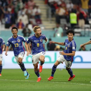 Para pemain Jepang tengah merayakan gol ke gawang Spanyol (fifa.com)