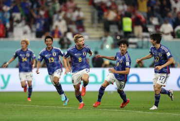 Para pemain Jepang tengah merayakan gol ke gawang Spanyol (fifa.com)