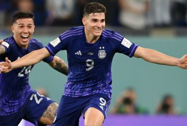 Julian Alvarez merayakan gol debut di Piala Dunia. (Skysports)